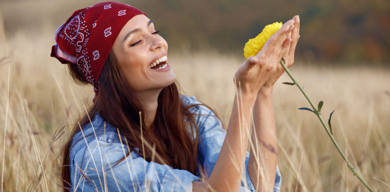 Άφησε να ρέει: 6 πρακτικοί τρόποι για να καλλιεργήσεις τη μη προσκόλληση
