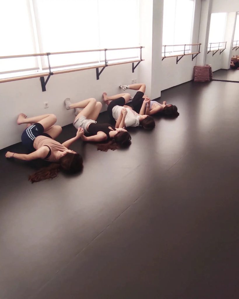 photo αίθουσα πόδια στο τοίχο