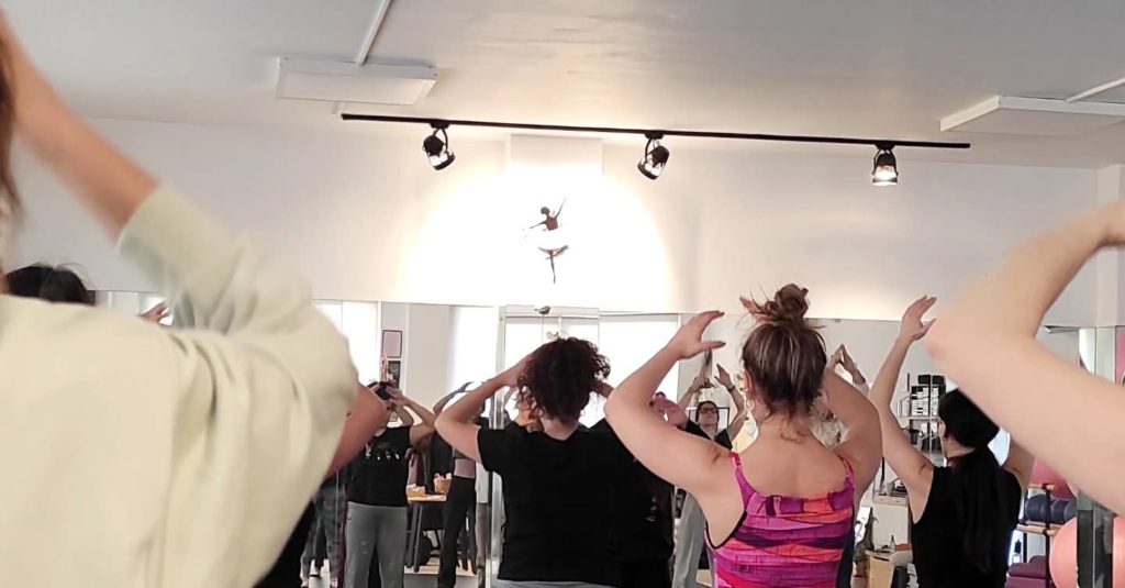 photo αίθουσα χέρια ψηλά