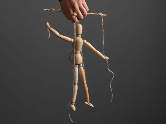 Οχτώ τρόποι για να αναγνωρίσεις τη συναισθηματική χειραγώγηση και να απελευθερωθείς από τα δεσμά της