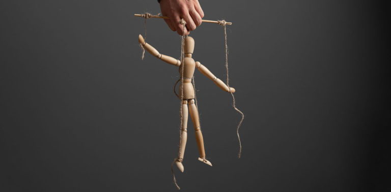 Οχτώ τρόποι για να αναγνωρίσεις τη συναισθηματική χειραγώγηση και να απελευθερωθείς από τα δεσμά της